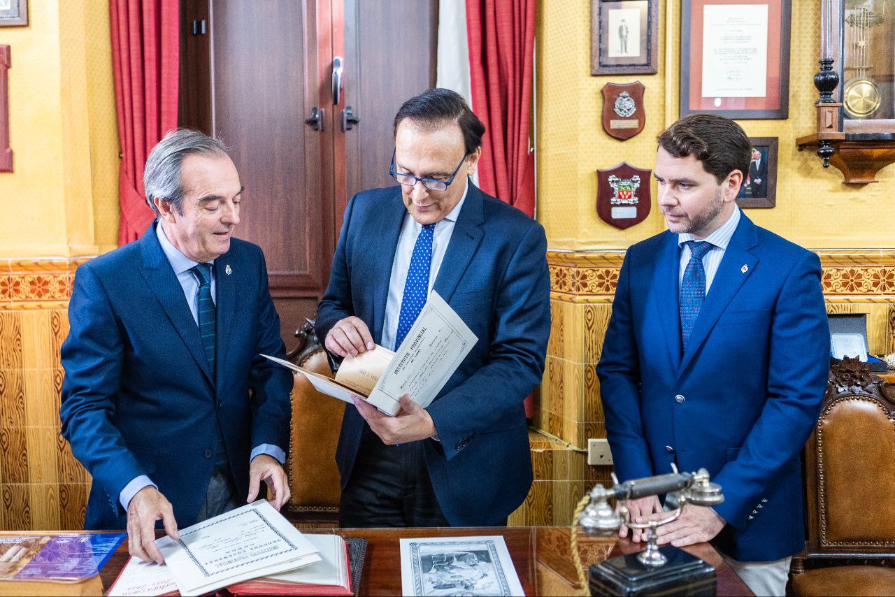 Foto 1 de 5 del artículo «Solemne apertura de curso en el IES y Fundación Aguilar y Eslava»