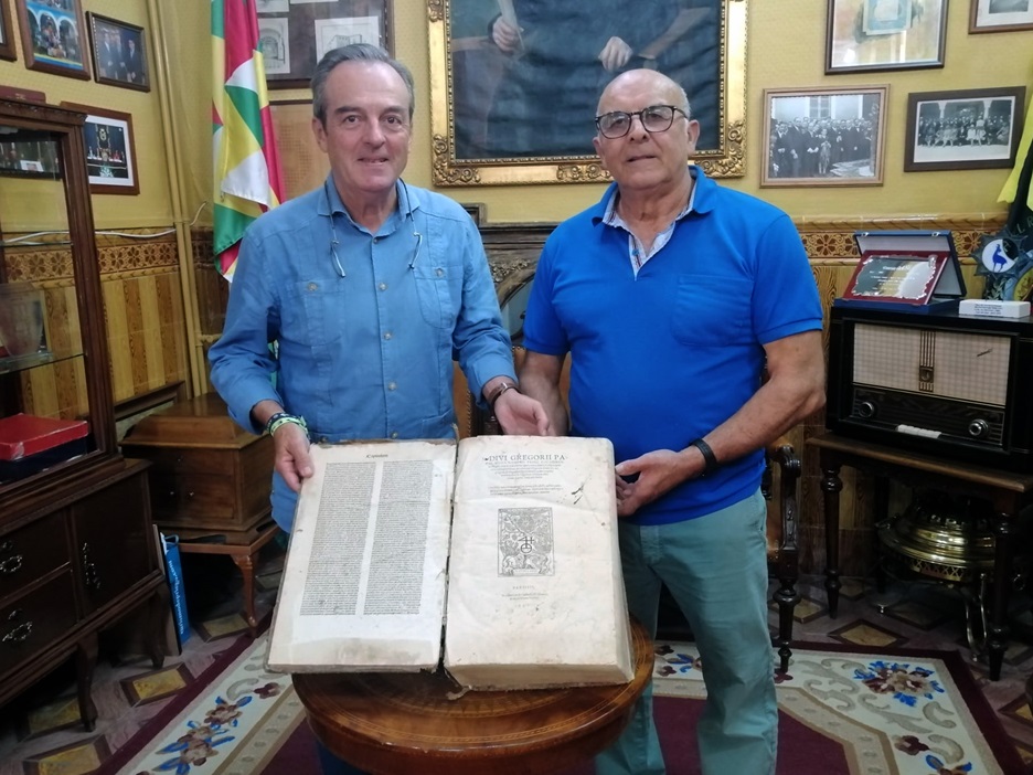 Foto 1 de 4 del artículo «Nuevo libro donado a nuestra biblioteca histórica»