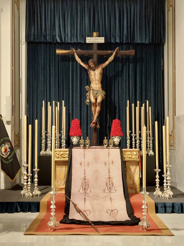 Foto 1 de 4 del artículo «El Cristo de la Fundación y una réplica de la Sábana Santa expuestos durante la Semana…»