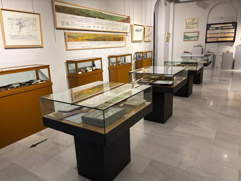 Foto 3 de 3 del artículo «Exposición El Archivo del Paisaje. Juan Carandell, geógrafo, geólogo y docente»