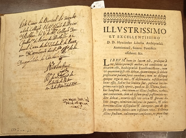 El libro abierto por la dedicatoria impresa, con una nota manuscrita en la página de la izquierda