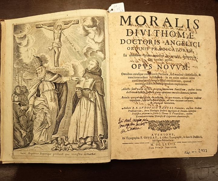 El frontispicio grabado, con el Crucificado, un pontífice y santo Tomás, junto a la portada del libro